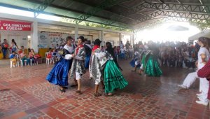 Con danzas y otras expresiones artísticas se celebró el encuentro comunitario para acercar la fuerza pública a la gente. Javier Sarabia