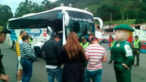 Inidades de la Policía recorren los principales ejes viales de la provincia para alertar a los pasajeros sobre la prevención del turismo sexual infantil. Rodrigo Sandoval