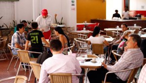 Los gremios de bares y restaurantes aseguran que, a pesar de las facilidades actuales para la formalización de empresas, los comerciantes lo ven como un gasto y un proceso demorado. Archivo