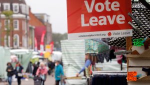 Un cartel con las palabras "Vote por marcharse", colocado en un puesto de mercado en el mercado callejero de la calle Romford, en Havering, Londres. El barrio de Havering, bastión de los East Enders de clase obrera, lideró un sondeo nacional como el lugar más opuesto a la Unión Europea en Gran Bretaña. AP