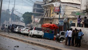 El funcionario murió al derrumbarse su habitación debido a la explosión de un coche bomba utilizado por los extremistas. AP