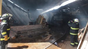 Por ahora se adelantan las investigaciones para esclarecer las causas que originaron el incendio en este lugar donde se almacena madera. Cristian Herrera