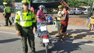 Con puestos de controles fijos y móviles atacan el transporte pirata de carros y motos. Los operativos se extenderán por toda la ciudad. Cortesía