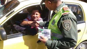 Más de 30 mil volantes se reparten desde ayer la Policía en los que se anuncia una recompensa de hasta 15 millones de pesos por informes sobre asaltantes. Mario Caicedo