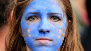 Una partidaria del voto por "Quedarse", el rostro pintado con la bandera de la UE, marcha por Park Lane, en Londres. AP