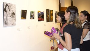 Durante la gala inaugural los asistentes apreciaron cada detalle de las obras y destacaron el talento de los participantes para la fotografía. Rodrigo Sandoval / Alfredo Estévez