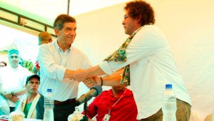 Rafael Pardo (izquierda), ministro del Posconflicto, y Pastor Alape, jefe negociador de la guerrilla, anunciaron el plan. Colprensa
