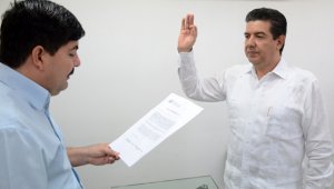 Herrera (derecha), quien era personero encargado, quedó como único aspirante al cargo al obtener una calificación de 87,5 puntos en las pruebas del concurso de méritos. La Opinión