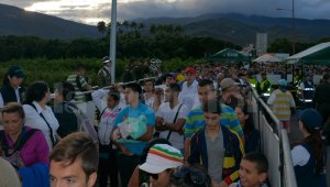 Desde termpranas horas del día esperaron en el puente Simón Bolívar, hasta Colombia les permitiera el paso. Johan García