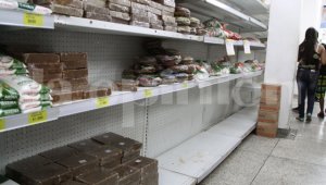 En sumpermercados como El Ideal, la estantería amaneció el lunes mermada, producto de la gran venta del domingo que se hizo a los venezolanos. César Obando