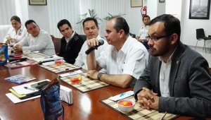 El presidente ejecutivo de la Cámara de Comercio de CúcUta, Carlos Luna Romero, se reunió ayer con el gobernador del estado Táchira (Venezuela), José Gregorio Vielma Mora y una delegación de 18 empresarios venezolanos. Cortesía