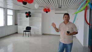 El edil, Alfonso Parra, muestra el salón que estará al servicio de los 97 ediles de la zona urbana y rural. Edinsson Figueroa