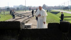 El papa Francisco hizo el viernes una sobria visita al antiguo campo nazi de exterminio de Auschwitz-Birkenau. AP