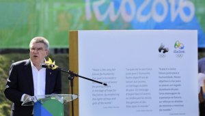 La posición de Bach recibió respaldo de la mayoría de los oradores en el debate, pero el canadiense Dick Pound, expresidente de AMA, que ha llamado a la suspensión total del equipo ruso, fue extremadamente crítico de nuevo.
 AP