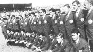 Jugadores con el uniforme de presentación. La Opinión