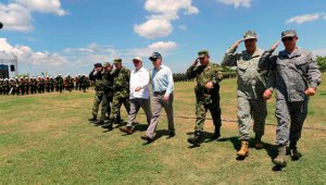 El Presidente, en la celebración del Día del Ejército, activó la nueva Brigada de Desminado. Colprensa