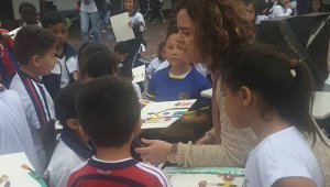 La profesora Rosa Moncada explica a los estudiantes la obra de Ramírez Villamizar. Cortesía