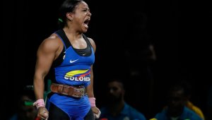 La samaria salió en el arranque con 100 kilos, pero luego no pudo con los 104 que dispuso para alzar y perdió su segundo y tercer intento. Colprensa