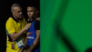 El pesista no pudo con los 189 de su segundo intento. Se subió a 190 y tampoco pudo, allí perdió la medalla. Colprensa