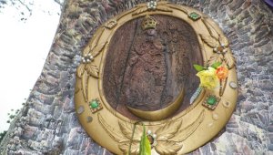 La imagen de la Virgen fue retirada del árbol para hacerle mantenimiento y que no se deteriore por las condiciones climáticas. Javier Sarabia