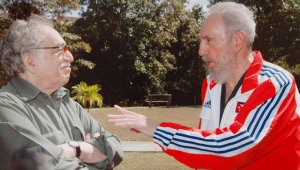 El 12 de marzo de 2007, el presidente de Cuba, Fidel Castro habla con el escritor colombiano y premio Nobel de Literatura Gabriel García Márquez en La Habana. AP/Cortesía El Tiempo