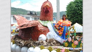 La gallina de los huevos de oro, la carroza donde estaba Karen Oviedo,de la vereda La Colorada, fue la ganadora. Las alas tenían movimiento. Leo Mantilla