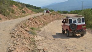 La vía que comunica a Cúcuta con El Carmen de Tonchalá es intransitable con las lluvias. Así luce un tramo de la vía. Archivo