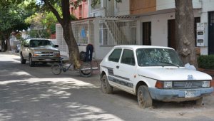 En la avenida 0b con calle 20, en barrio Blanco, este carro fue dejado abandonado en plena vía desde hace más de seis meses. Edinsson Figueroa