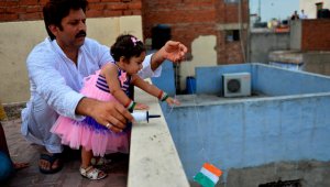 Esta fotografía muestra un padre y su hija, en India, volando una cometa desde la azotea de su casa durante las celebraciones por el Día de la Independencia del país. Archivo