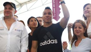 Recibió su casa y la noticia de ganar medalla de bronce. EFE