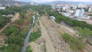 Así se ve el río Pamplonita. La cantidad de agua que recorre su cause es mínimo. Las autoridades dicen que la causa es la captación ilegal que se le está haciendo en varios puntos. Juan Pablo Bayona