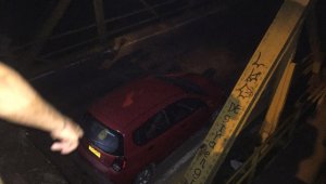 Varios vehículos se vieron afectados con la caída de la estructura. Tomada de Internet