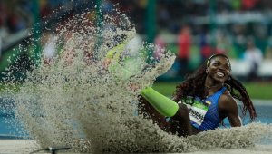 La deportista Caterine Ibargüen se subió a lo más alto del podio para escuchar con emoción de todo el país el himno nacional.
 Colprensa