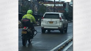 El alcalde de Bogotá Enrique Peñaloza publicó en Twitter una foto en la que se ve un vehículo blindado junto a un Policía pasando por el carril exclusivo de TransMilenio. Twitter