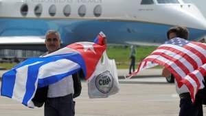 El secretario de Estado John Kerry tuiteó que el último vuelo comercial fue en 1961. AFP
