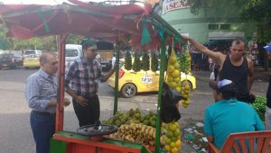 Las carretas usadas para la venta de alimentos o productos no pueden ser guardadas en los parqueaderos. Archivo