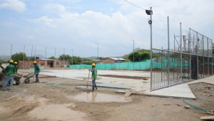 La construcción del Polideportivo del barrio, con gestión de la Gobernación y recursos de Prosperidad Social, es la primera obra estatal con la que Manuela Beltrán se benefició tres años después de legalizarse. Rodrigo Sandoval