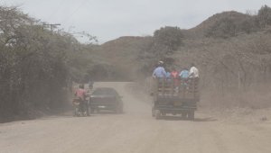 Cada vez que pasa un carro por la vía, una nube de polvo se desprende por todo el camino. Juan Pablo Cohen