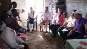 La familia de Yuberjen Martínez y los funcionarios del Ministerio de Vivienda hablan sobre los detalles de la casa que se les entregará. Colprensa