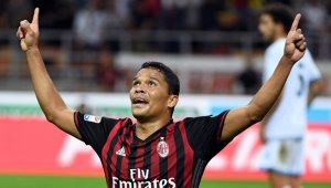 Carlos Bacca una vez más fue figura con el AC Milan, al anotar el primer gol en la victoria de su equipo 2-0 sobre Lazio, en el inicio de la quinta fecha del ‘calcio’. AP