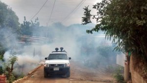 Por los barrios han ido fumigando luego de haber hecho inspecciones a las viviendas con el fin de erradicar los criaderos del zancudo Aedes Aegypti. El efecto de la fumigación dura tres días. Cortesía