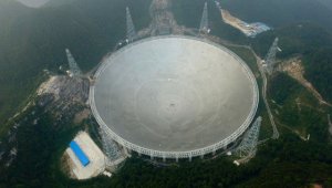 Cientos de astrónomos y aficionados asistieron al lanzamiento del Telescopio de Apertura Esférica de Quinientos Metros (Fast). AFP