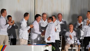 "Lo que firmamos hoy es una declaración del pueblo colombiano de que nos cansamos de la guerra, expresó Santos. Gobierno y Farc firmaron este lunes en Cartagena el Acuerdo Final de paz. AFP