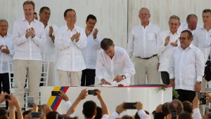 Momento en el que el presidente Santos estampa su firma en el Acuerdo Final de Paz. AFP