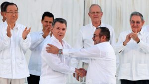 Juan Manuel Santos y Timochenko se abrazan durante la firma del Acuerdo Final de paz. AFP