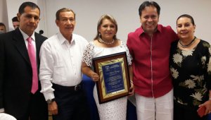 El reconocimiento fue entregado por la rectora de la Udes, Carmen Elisa Araque Pérez, en las instalaciones de la universidad. Cortesía