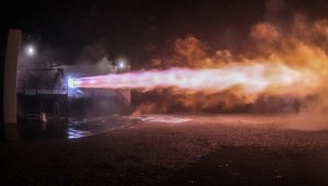 Esta fotografía del 25 de septiembre, difundida por SpaceX, muestra una prueba del motor Raptor de la compañía en McGregor, Texas. El motor está siendo probado para ser usado en la nueva nave. AP