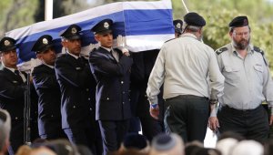 El féretro con los restos de Shimon Peres fue enterrado en el cementerio del monte Herzl de Jerusalén, a unos metros de donde reposa otro Nobel de la Paz, Yitzhak Rabin, el primer ministro asesinado por un judío extremista. AFP