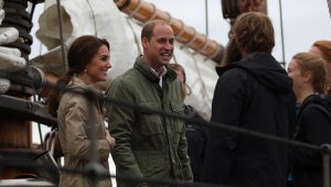 El príncipe Guillermo, de Gran Bretaña, y su esposa Catalina, ambos duques de Cambridge, viajan en el barco de vela Pacific Grace con miembros de la sociedad Sail and Life Training antes de atracar en el puerto interior en Victoria, Columbia Británica. AP
