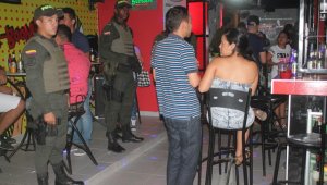 La Policía anunció refuerzos para intensificar la vigilancia en el cumplimiento de la norma que les impide a las licoreras y estancos el consumo de licor en el sitio donde funcionan. Cortesía